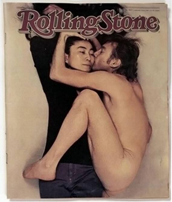 Esta capa em que John Lennon aparece
completamente nu com sua Yoko Ono marca uma história macabra. No mesmo dia em
clicou essa foto, ele foi assassinado por Mark David Chapman