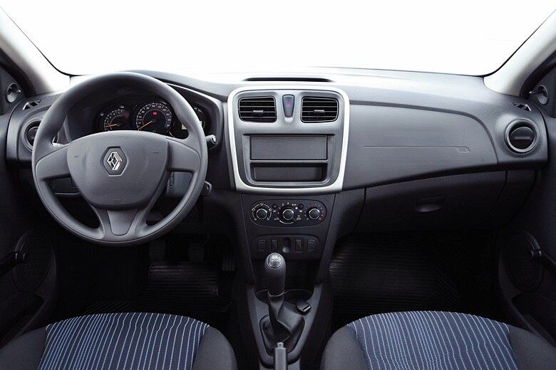 10 — Espartano sim, mas com estilo

Sim, o novo Renault Logan está muito melhor que o primeiro. A Renault caprichou no visual, no estilo da cabine e ainda reforçou a plataforma "B zero", que teve as bitolas aumentadas e está com estrutura mais rígida. Mas o Logan segue um popular na "alma". Este é o painel da versão 1.0 flex, que responderá por um bocado das vendas. E mesmo ela está mais bacana e deve atrair a clientela dos carros familiares. Afinal, este é e sempre foi o público do Logan

Saiba tudo sobre carros! Acesse www.r7.com/carros