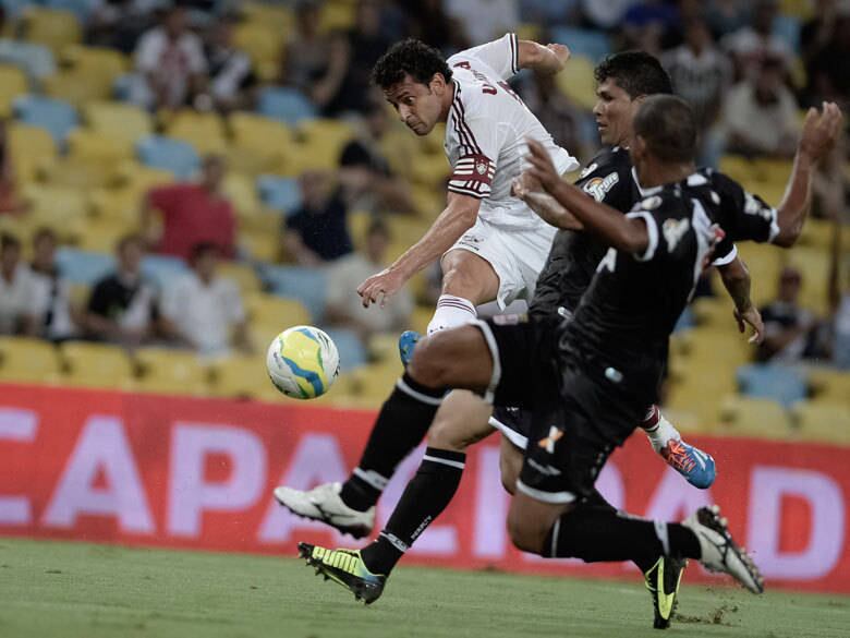 Fred, do Fluminense, teve trabalho com a zaga do Vasco