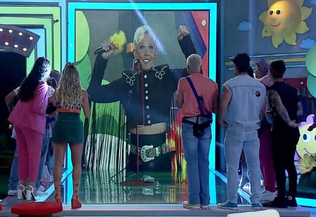 Com a participação ao vivo da apresentadora Xuxa Meneghel, a festa #tbt de A Fazenda 12 fez muita gente reviver a infância em grande estilo! Sucessos como Ilarilarilariê e Libera Geral não ficaram de fora da trilha sonora da balada. Mas além de cantar, a Rainha dos Baixinhos também dançou, conversou com os peões e ainda fez várias brincadeiras. Esse Dia das Crianças adiantado foi inesquecível! Confira os melhores momentos da festa #tbt!