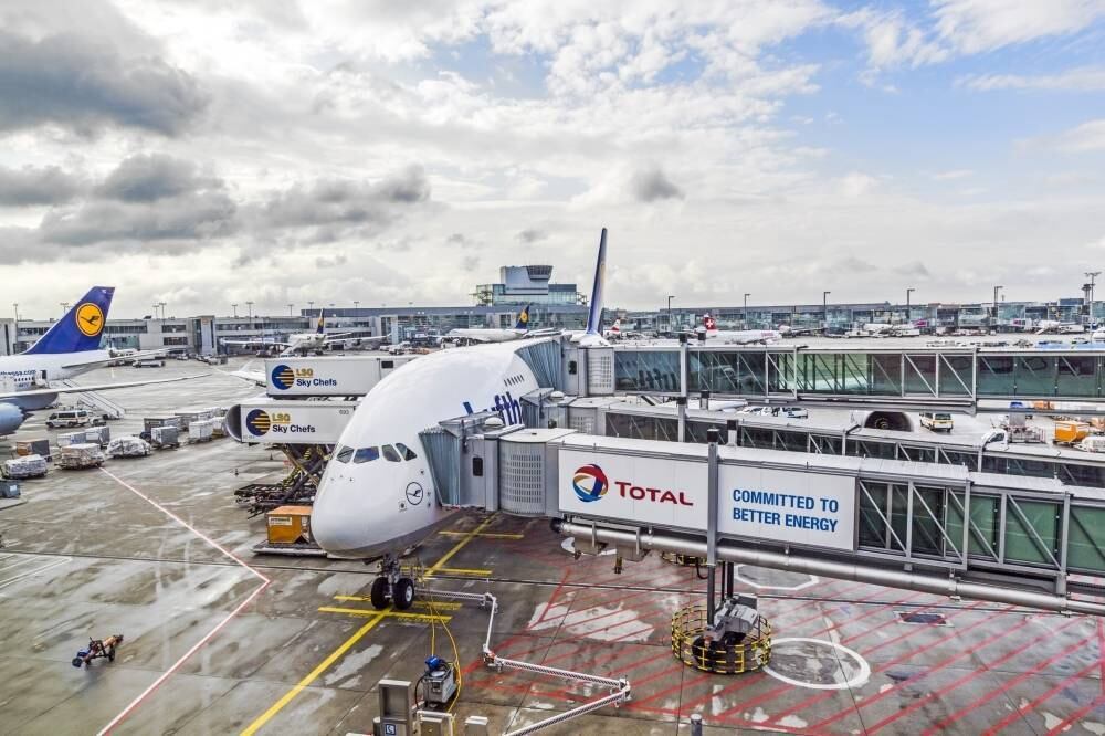 

O tempo médio para os passageiros entrarem na aeronave com
dois fingers (pontes de embarque) é de 45 minutos. Se for instalado um finger
extra no andar superior, esse tempo cai para 34 minutos

