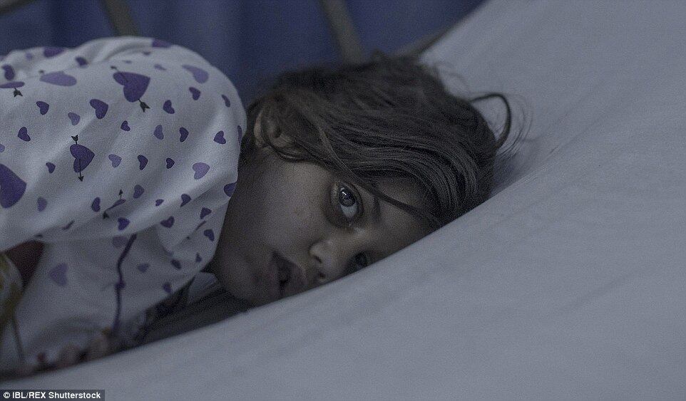 Um foguete atingiu a
casa de Maram, 8 anos, e parte do teto caiu sobre a menina. Ela foi transportada
de helicóptero até a Jordânia, com hemorragia cerebral, e saiu do coma após 11
dias. Agora Maram está consciente, mas não consegue falar porque sua mandíbula
está quebrada