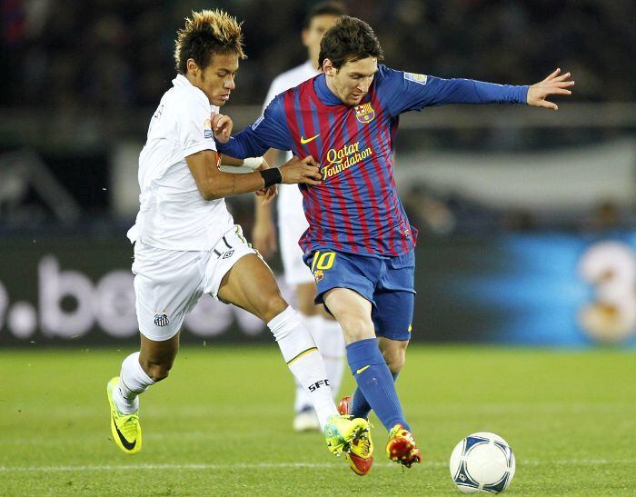 Cansado das comparações com os principais craques argentinos, Pelé
causou muita polêmica ao errar feio uma previsão no ano de 2011. Empolgado com a conquista do Santos na Libertadores, o Rei afirmou que Neymar já era melhor que Messi e deveria ser eleito o melhor jogador do planeta. No fim do ano, o argentino e o Barça deram uma verdadeira aula de futebol à equipe brasileira e Messi recebeu mais uma vez a Bola de Ouro da Fifa