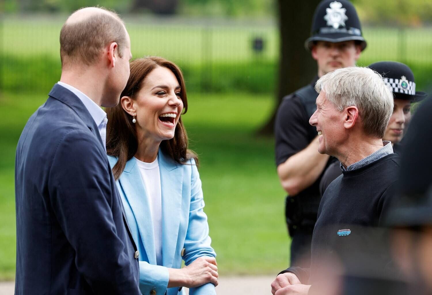 No meio da tarde, o príncipe William e a princesa Kate apareceram nos arredores do castelo de Windsor para cumprimentar o público