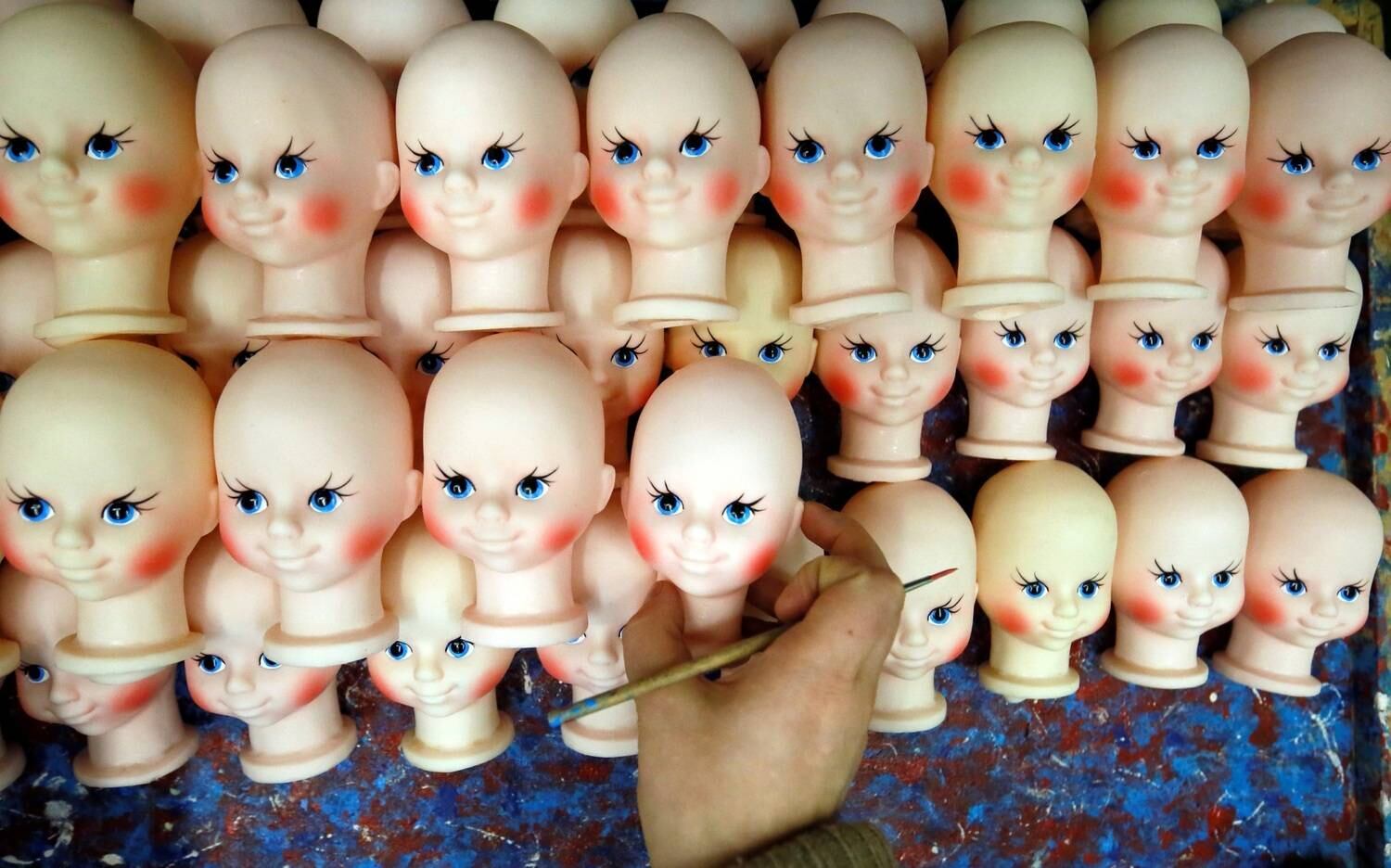 Esta personagem é Snegurochka (Donzela de Neve), a neta de Papai Noel para os russos