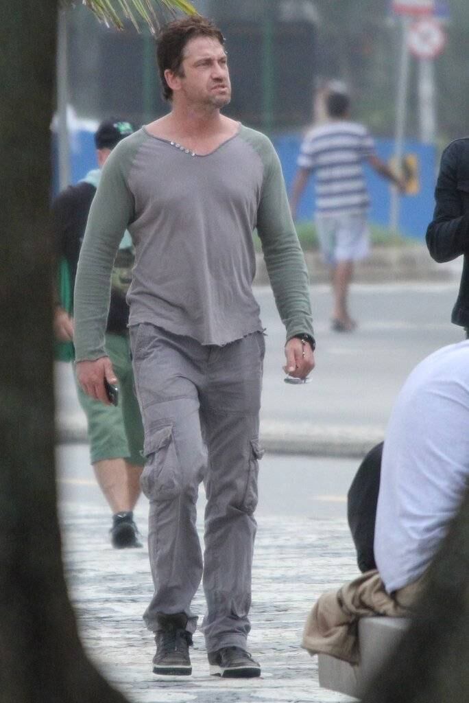 Gerard Butler segue aproveitando sua estadia no Brasil. O ator escocês foi fotografado caminhando tranquilamente na orla do Leblon, nesta sexta-fira (11)O astro internacional está no País para acompanhar o mundial da Copa do Mundo 2014