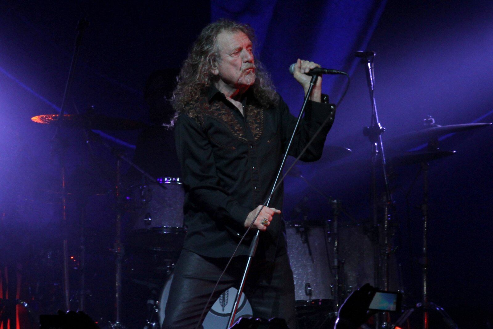 Robert Plant é uma das atrações mais esperadas do primeiro dia do Lollapalooza 2015, no sábado (28), em São Paulo. Mas os fãs cariocas saíram na frente e já tiveram uma amostra do que vai rolar. Nesta terça-feira (24), ele se apresentou no Citibank Hall, na Barra da Tijuca