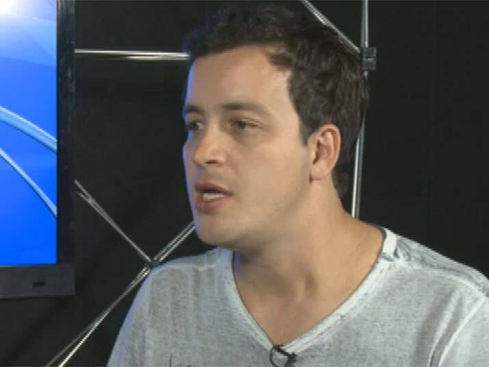 — E outra: eles são recepcionados por mim e eles
tem uma ideia de que vou zuar deles. Sempre procuro estar do lado deles. Quem
mais sacaneia sou eu comigo mesmo. Mas para os caras é difícil, eles tem que
passar para uma prova de fogo

+ Vídeo: Rafael Cortez responde a perguntas dos internautas sobre o Me Leva Contigo

+ Vídeo: Samuel é apontado como 'xavequeiro' e perde chance com candidatas

+ Vídeo: Caio mostra talento em rap e é disputado por pretendentes
