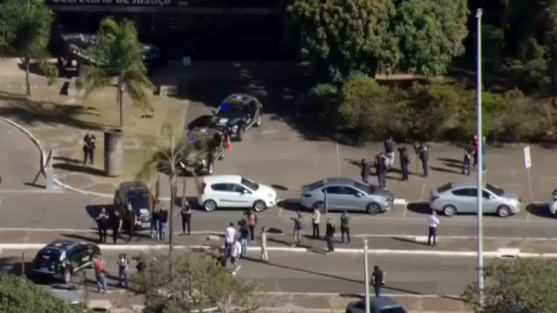 Bolsonaro chega a secretaria do DF para instalar a tornozeleira eletrônica; veja imagens