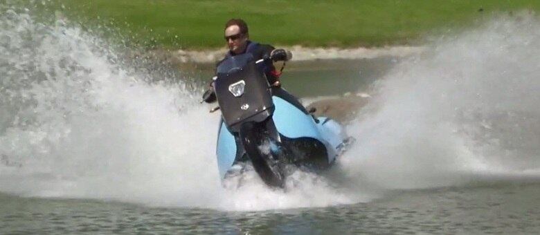 Modelo anfíbio leva cinco segundos para a conversão total e três para conseguir se estabilizar na água