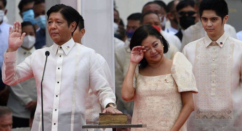 Ferdinand Marcos Jr. faz juramento presidencial em Manila, capital das Filipinas. A seu lado está uma emocionada Louise Marcos, a nova primeira-dama local