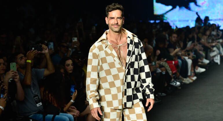 Marcos Pitombo pôs seu lado modelo para trabalhar e desfilou na passarela do evento com um look todo quadriculado