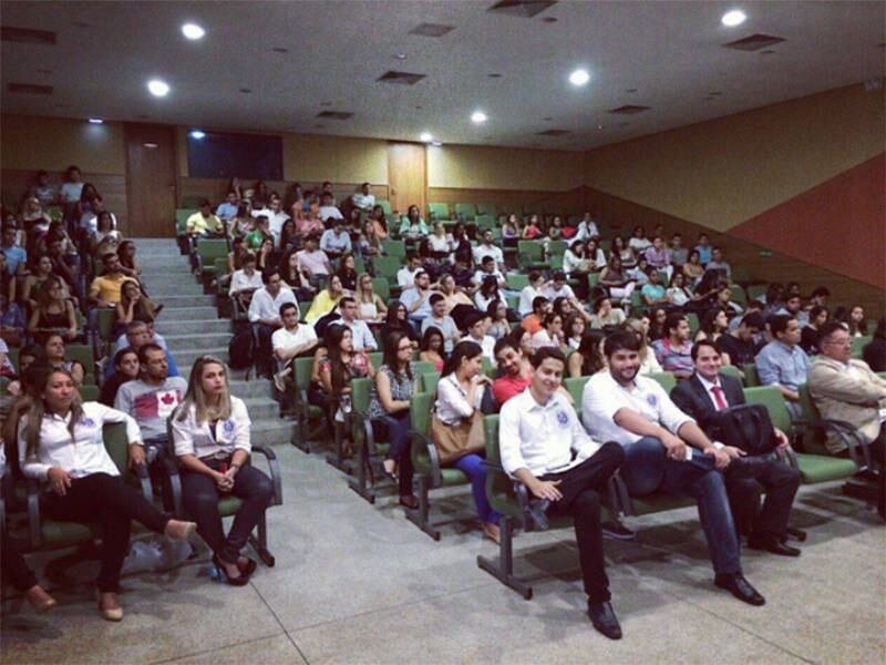 Presidente da ABLCP (Associação Brasileira das Ligas de Cirurgia Plástica), o jovem é filho de um endocrinologista e uma advogada e, no início da graduação, pensava em seguir a carreira do pai, mas no meio do curso se apaixonou pela cirurgia plástica.

— A cirurgia plástica é algo fantástico. Não se trata apenas de estética, mas de recuperar uma vida. Tive a experiência de acompanhar uma cirurgia para retirada de um tumor na cabeça de um senhor e a operação foi muito agressiva. No final, quando o cirurgião me disse que tinhamos terminado, fiquei assustado. Como assim? E o buraco na cabeça daquele homem? Foi aí que entrou a equipe da cirurgia plástica, que iria fazer a parte da reconstrução da face do paciente. Fiquei encantado. Eles pareciam super heróis entrando naquela sala