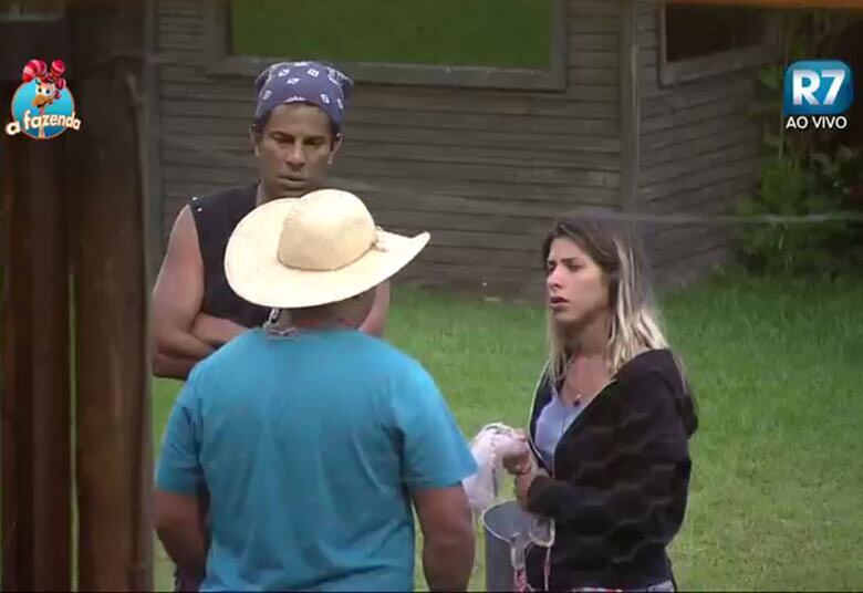 Logo depois de acordarem ao ouvir o aviso sonoro dos animais na manhã nublada desta segunda-feira (7), Ana Paula e Luka Ribeiro foram surpreendidos com a presença de Clébis na área dos animais. No local, eles ouviram do caseiro que hoje será o último dia do trato deles com os bichos e que eles também não precisam mais fazer a horta

+ Quem você quer que vença A Fazenda? Vote quantas vezes quiser!
+ Rayanne Morais é eliminada de A Fazenda. Relembre a trajetória da peoa
+ Turma do Ronco: Peões descansam durante a tarde do último sábado de A Fazenda 8
+ Douglas Sampaio chora ao relembrar de Rayanne Morais: "Se não fosse ela, eu não estava aqui"
+ Em atividade, peões comentam momentos marcantes de cada uma das semanas de confinamento
+ Douglas e Luka fazem brincadeira com Minerato e a peoa diz: "Me respeita viu, sou uma mulher casada!"
+ Justus parabeniza os finalistas de A Fazenda: "Vocês são vencedores, vocês estão de frente aos R$2 milhões"
