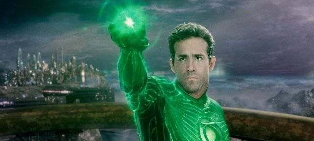 Ryan Reynolds nunca chegou a ser uma verdadeira estrela de
Hollywood, mas tinha boa fama por atuações em Blade: Trinity, X-Men Origens: Wolverine e Enterrado Vivo. Mas a
sua grande mancada atingiu um grande número de fãs: Ele viveu o Lanterna Verde
no filme do herói lançado em 2011. Foi uma das interpretações de herói que mais recebeu críticas na história, com a maioria delas dizendo que Reynolds não tinha nada
a ver com o personagem e sua atuação só pirou isso