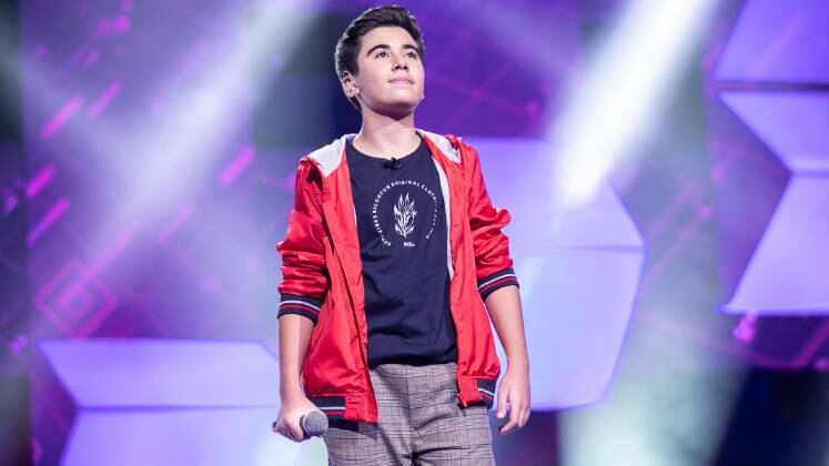 Muito talentoso, o ator e dublador subiu ao palco para impressionar cada jurado. Ele escolheu a canção Pompeii, da banda britânica Bastille, reservando o seu lugar no embate final