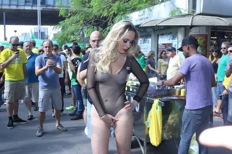 No último domingo (12), a modelo Ju Isen, que se
autointitula "Musa da Manifestação", aproveitou o protesto na avenida
Paulista, em São Paulo, para fazer fotos para a revista masculina Sexy, da qual
será capa e recheio na edição de julho. Dá uma olhada nas imagens!