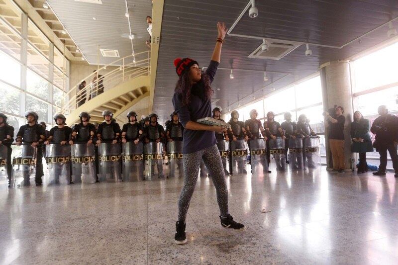 O batalhão da Força Tática da Polícia Militar entrou, na manhã desta segunda-feira (2), na sede do Centro Paula Souza, na região central de São Paulo, ocupada desde quinta-feira (28) por estudantes em protesto contra falta de merenda em algumas unidades
