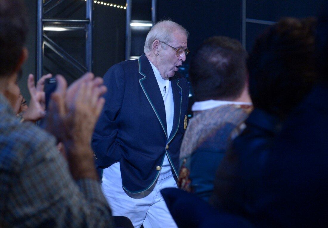 Após internação, Jô Soares volta a gravar sem barba e mais magro
