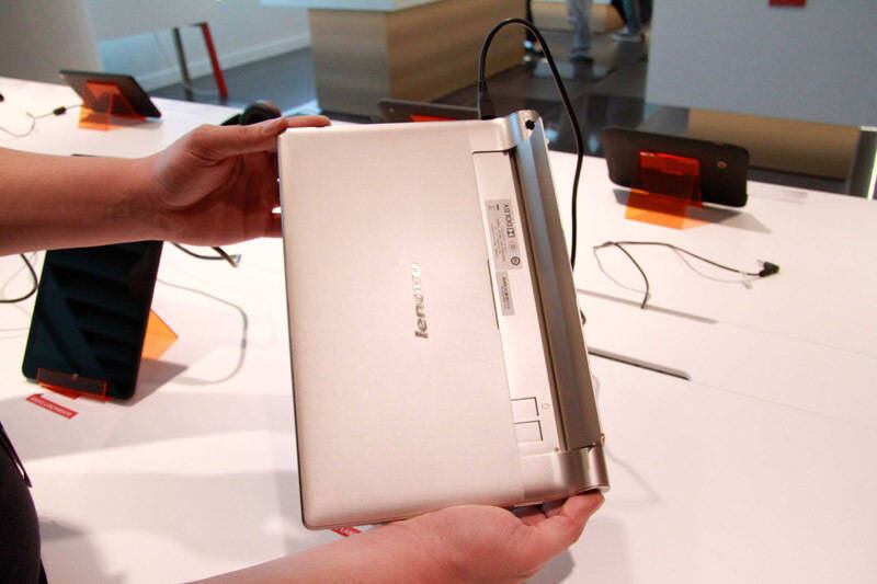 Um dos grandes diferenciais do tablet é seu design que permite segurar o aparelho com mais facilidade e também serve como suporte para deixar o tablet "em pé" em uma mesa, por exemplo