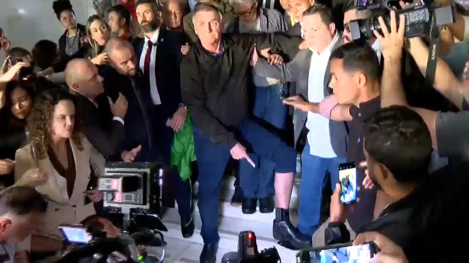 Bolsonaro mostrou tornozeleira eletrônica