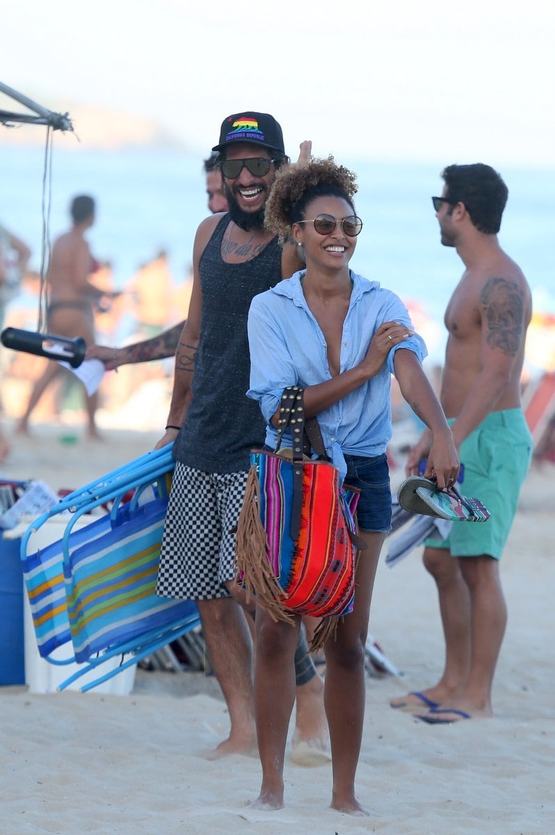 Sheron Menezes exibe corpão em dia de praia com os amigos no Rio de Janeiro
