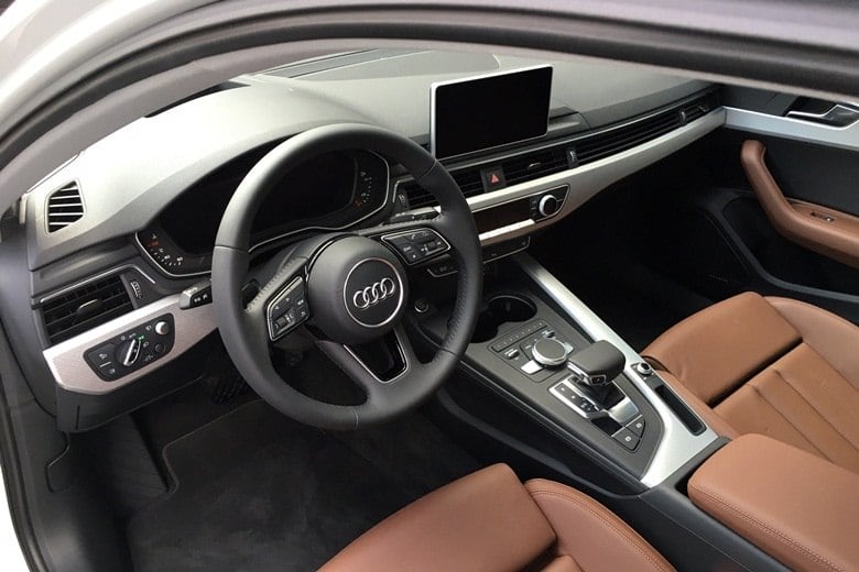 O volante também é novo, com desenho mais arredondado.
Poderia ser com base achatada, um pouco mais esportivo, mas a marca preferiu a
sobriedade