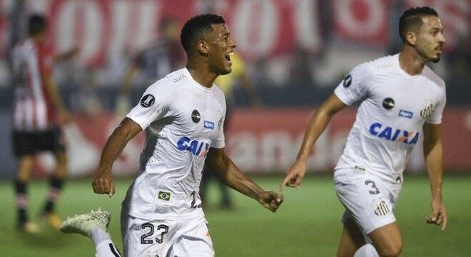Arthur Gomes foi o autor do gol santista na vitória sobre o Estudiantes, na Argentina