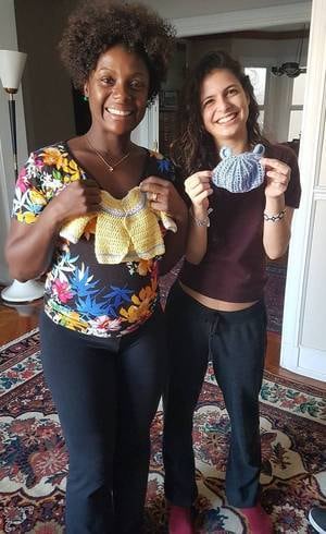 Júlia fez roupinhas para a criança