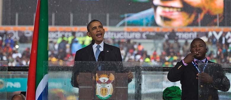 Homem acusado de ser impostor gesticula durante discurso de Obama