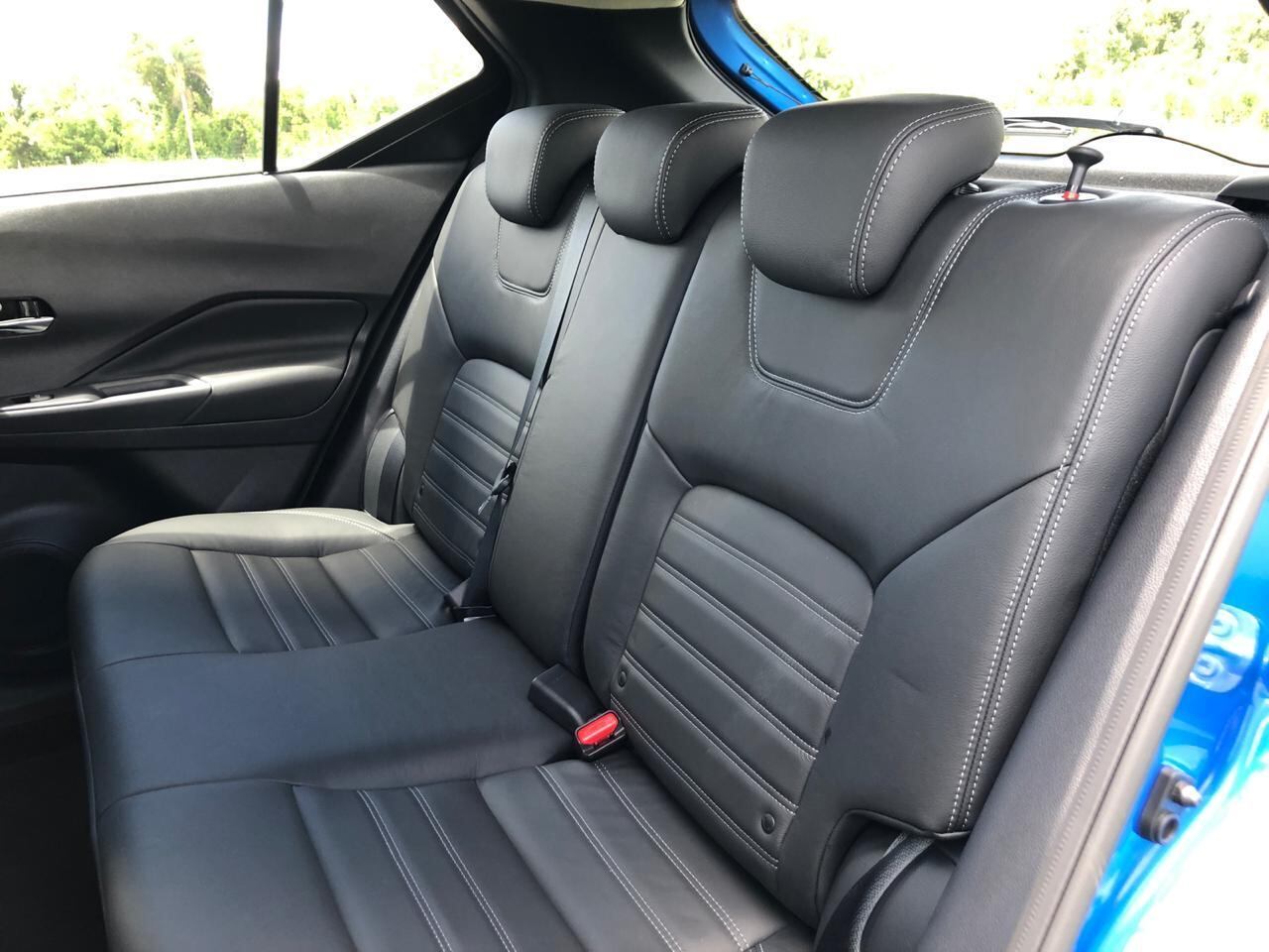 Mesmo sem notarmos os solavancos típicos das ruas brasileiras é possível perceber que a suspensão está mais confortável e menos "dura"