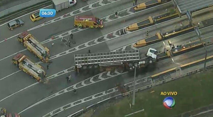 A saída deste trecho, que dá acesso à rodovia Castello Branco, ficou bloqueada até por volta das 11h, de acordo com a concessionária que administra o trecho, CCR Rodoanel
