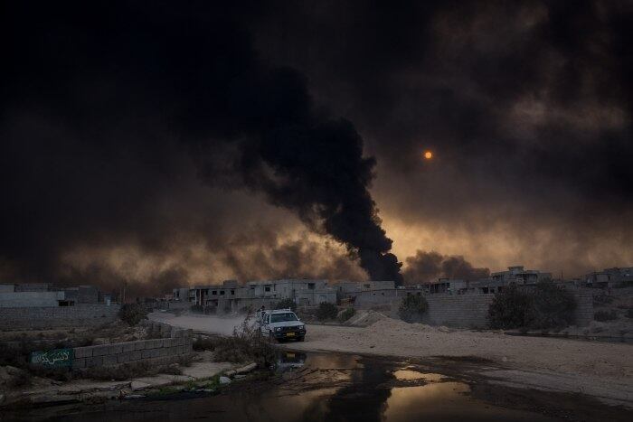 Já na Síria, o conflito armado começou com protestos antigoverno que cresceram até dar origem a uma guerra civil total. Mais de 11 milhões de pessoas tiveram que deixar suas casas em meio à batalha entre forças leais a Bashar al-Assad e oposicionistas - e também sob a ameaça de militantes radicais do Estado Islâmico