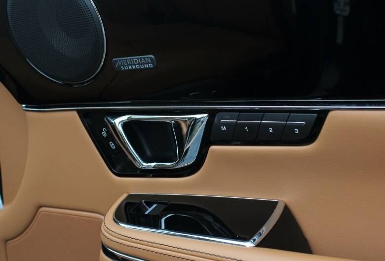 Nas portas, alto-falantes do sistema de som Meridian e até três posições de memorização dos bancos 