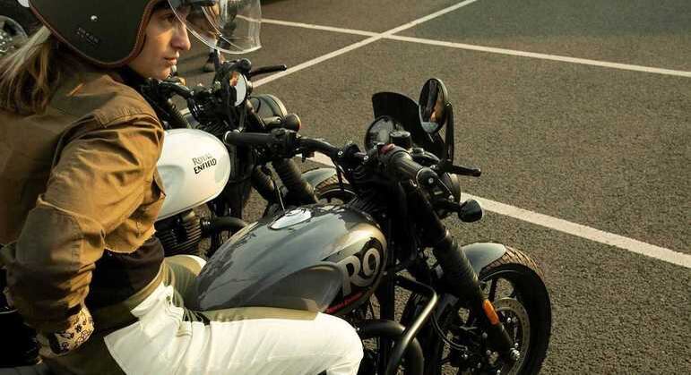 Painel de instrumentos é analógico, mas conta com uma pequena tela