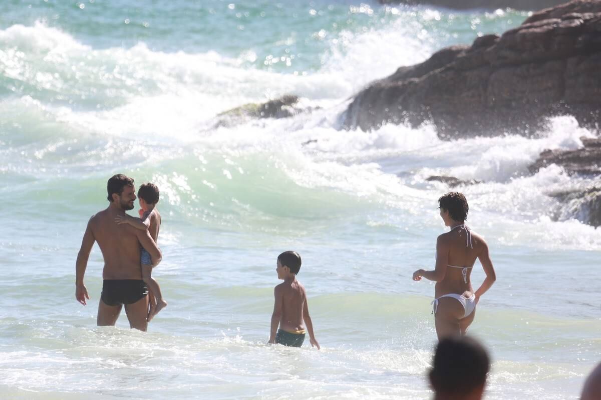 Sophie Charlotte e Daniel de Oliveira se divertem em praia com a família