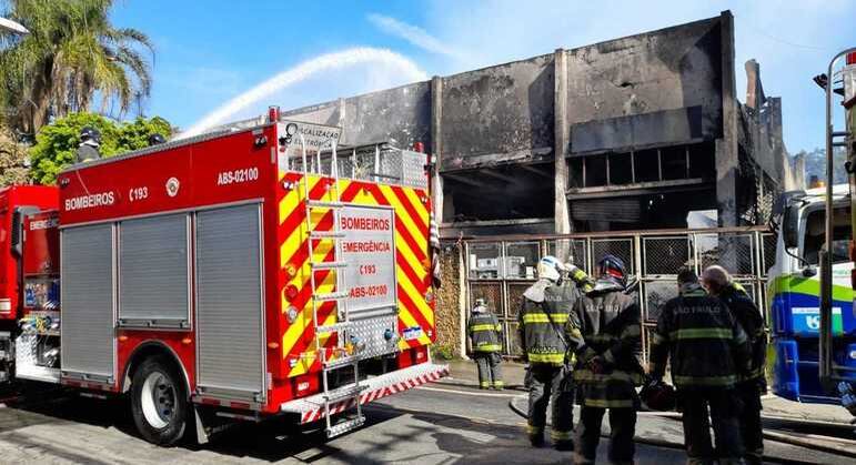 No auge do fogo, 18 equipes dos bombeiros foram deslocadas para a ocorrência