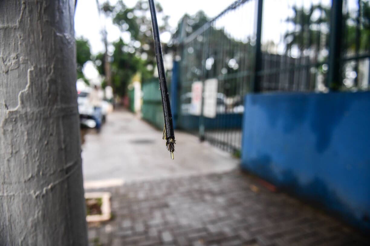 Fios de sistemas elétricos, telefonia e internet ficam soltos de postes e colocam pedestres em risco