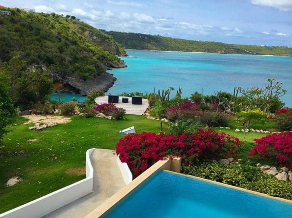 A casa está localizada em um dos cantos da ilha e tem quatro suítes, piscina e campo de tênis, além de uma incrível vista para o mar
