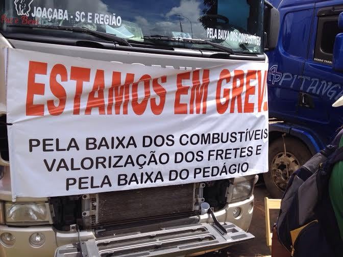 Além do aumento do frete, caminhoneiros pedem redução dos preços de pedágios e combustíveis
