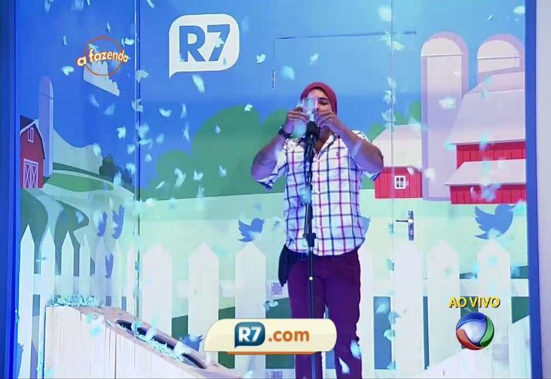 R7: Essa edição de A Fazenda teve muita interação com o público,
como na ação Chuva de Tweets. Esse é o intuito do programa? Buscar esta
interatividade com o público?
Rodrigo Carelli:
A interatividade é uma coisa muito importante, moderna, que
existe e tal, mas eu acho que ao mesmo tempo a gente observa isso de um jeito
macro, os números disso, o que importa pra gente é o tanto que o programa está
interessando às pessoas, a gente não se envolve diretamente em determinadas
críticas, porque são coisas muito pontuais, a gente vê no geral. Eu costumo
dizer que quando tem vários tweets revoltados no dia, em geral a audiência do
programa naquele dia aumenta, porque é um registro da paixão que as pessoas tem
pelo programa!
+ Roberto Justus anuncia a nona edição do reality A Fazenda
+ Douglas Sampaio é o campeão de A Fazenda 8. Relembre a participação do vencedor
+ Ana Paula compara segundo lugar com amputação: "Cortam seu pé"
+ Veja os bastidores da comemoração de Douglas Sampaio, vencedor do reality A Fazenda 8
+ Veja fotos dos bastidores da grande final de A Fazenda 8
+ Veja as expressões de Ana Paula Minerato, vice-campeã de A Fazenda 8