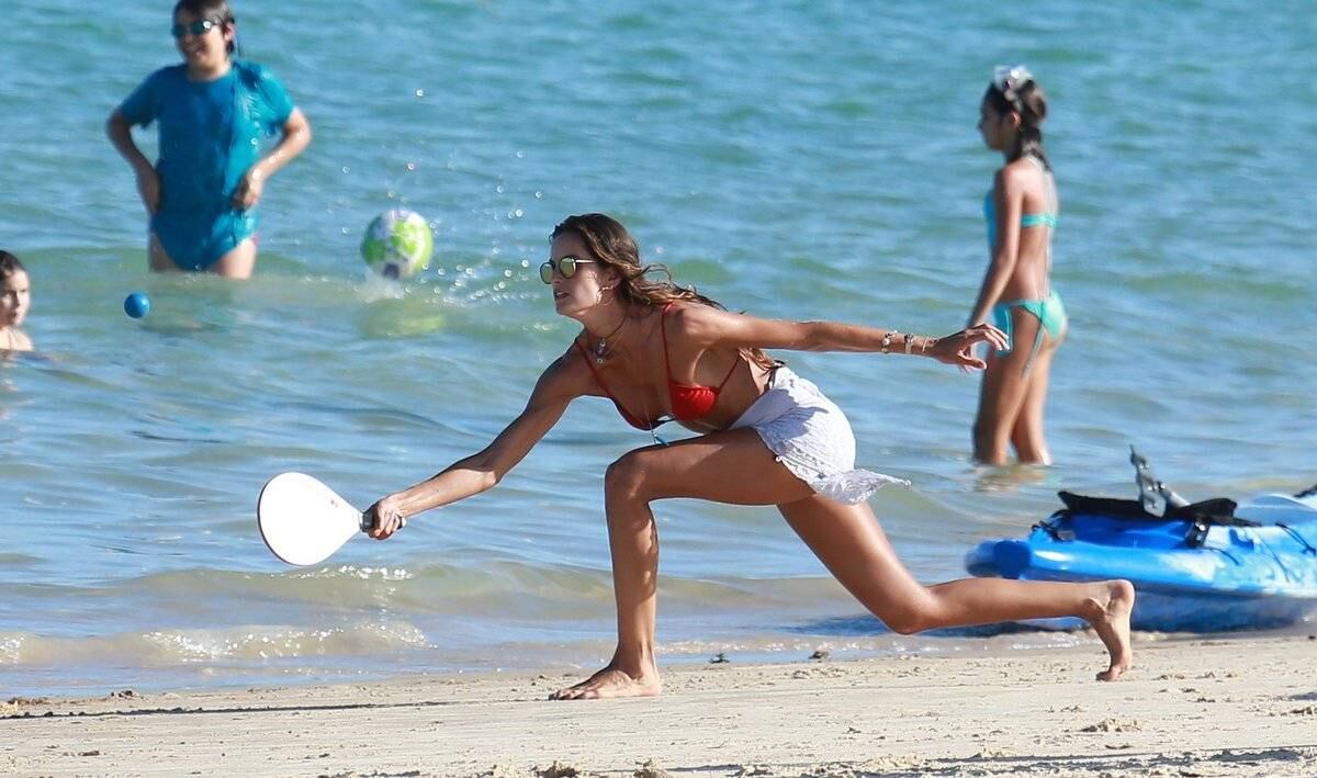 A modelo ainda se esforçou para pegar as bolinhas
