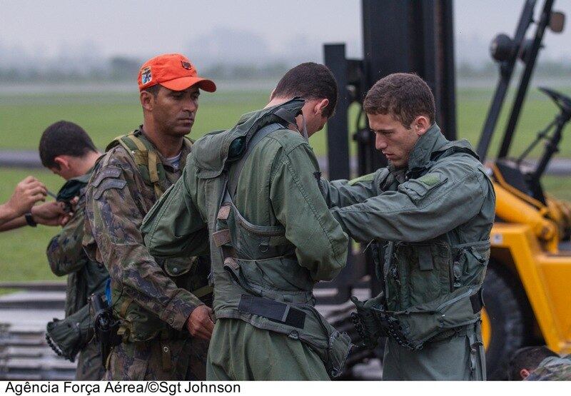 A FAB explica que "em
caso de epidemia zumbi, vampiros e múmias — mortos-vivos em geral — bem como
terremotos e enchentes, por exemplo, é importante que você mantenha em casa um
kit de sobrevivência". Esse pacote inclui itens básicos como "água, comida e
outros suprimentos que possam ser usados pelos primeiros dois dias de fuga,
período que você vai precisar para encontrar um acampamento de refugiados
livres de zumbi"