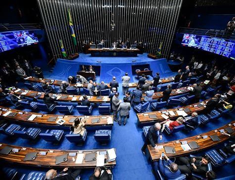 Com uma celeridade atípica, o Senado aprovou e já mandou para a Câmara um projeto de lei que facilita o ingresso de empresas privadas no negócio do saneamento básico