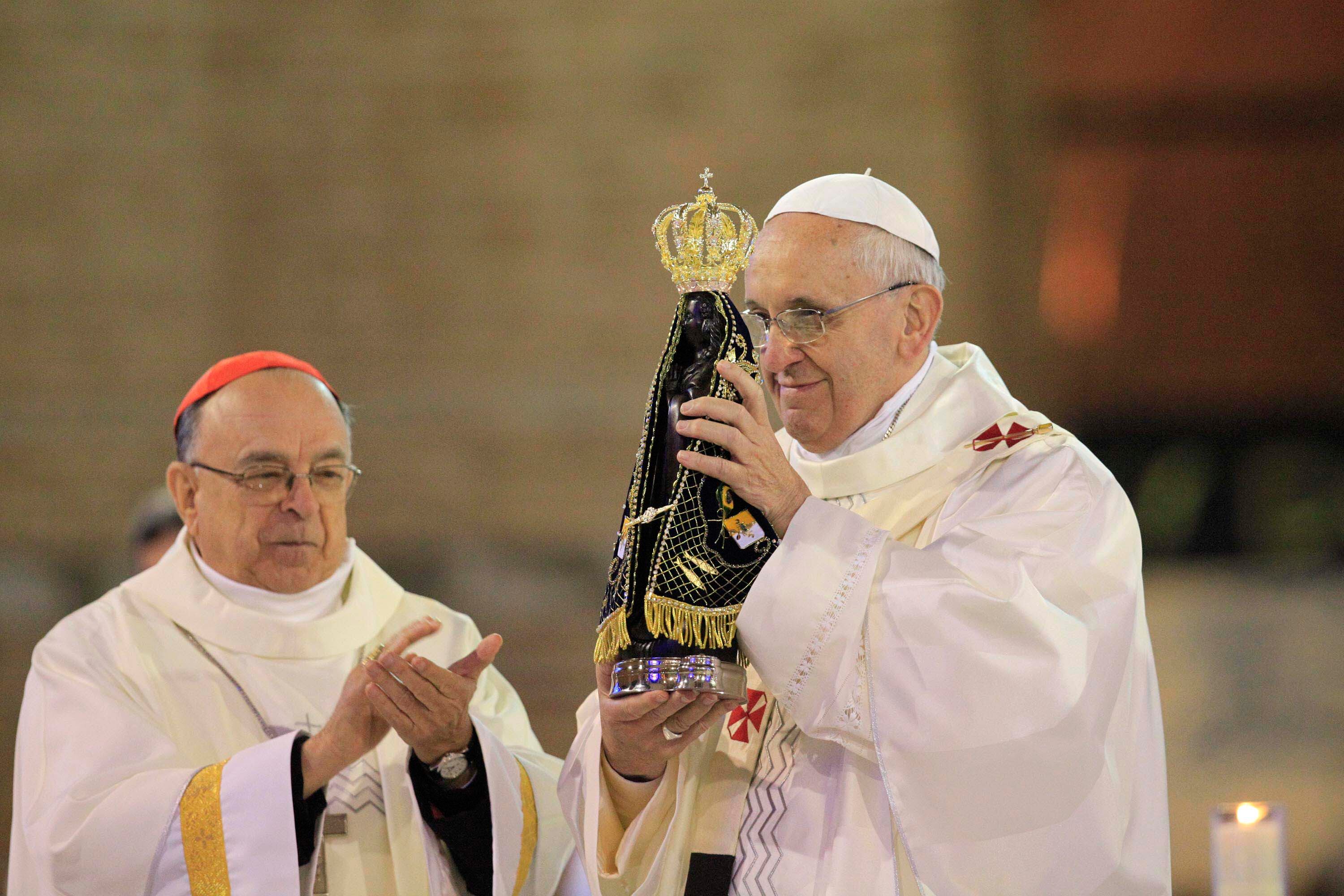 O cardeal arcebispo de Aparecida, dom Raymundo Damasceno, entrega a imagem de Nossa Senhora de Aparecida para o Papa Francisco durante a celebração da missa na Basílica de Aparecida

