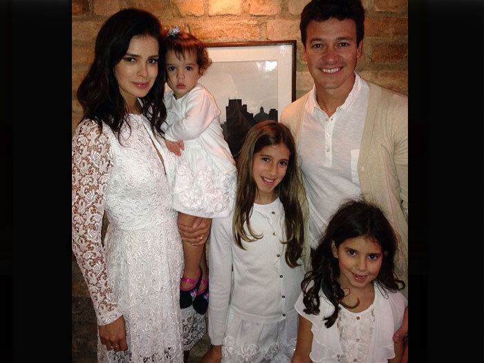 Olha só esta foto! Mesmo não sendo Ano-Novo, eles capricharam no branco 


+ Assista à chamada do programa!

+ Rodrigo Faro recebe, ao vivo, homenagem com surpresas no palco do Domingo Show

+ Após conquistar o Brasil com sua história, MC Bolinha ganha casa nova no Domingo Show

