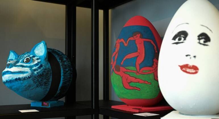 O clássico da literatura mundial "Alice no País das Maravilhas", de Lewis Carrol, também entrou na dança dos ovos de Páscoa do chef italiano. À esquerda, uma versão chocolatuda do famoso Gato de Cheshire, que aparece na obra. Ao meio, com tons vermelhos, azuis e verdes, temos o ovo inspirado em "Dança", de Matisse, de 1910. À direita, um ovo branco inspirado em "Flores", de Lindsay Kemp, de 1979