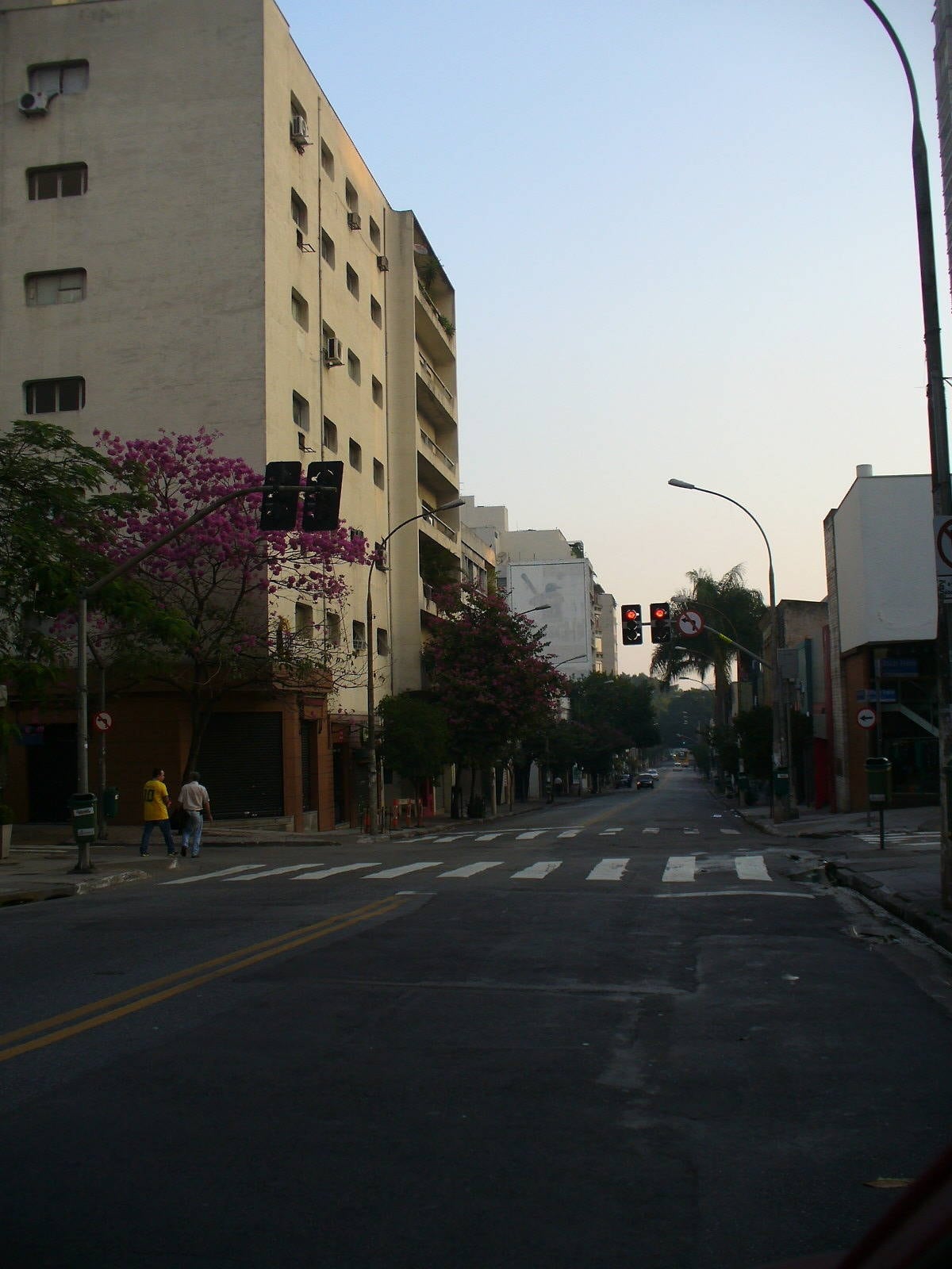 Entretanto, é possível ver a grande diferença entre os caóticos congestionamentos nas principais vias da cidade antes do jogo na segunda rodada