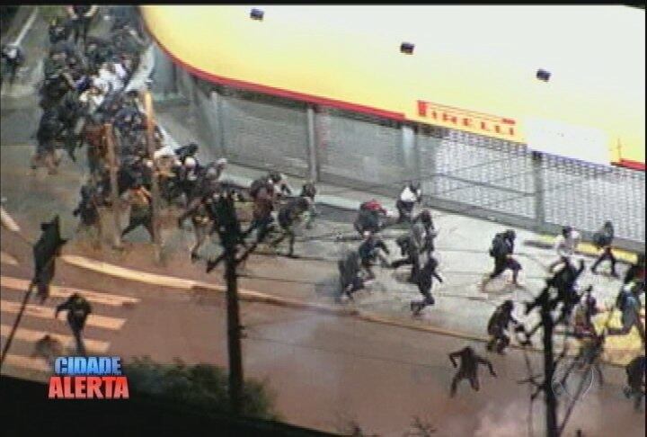 A confusão teria acontecido após um grupo de pessoas depredar uma agência bancária e ter jogado pedras em ao menos duas lojas