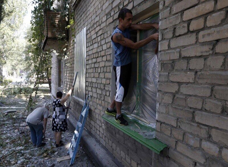 Moradores de Donetsk, no
leste da Ucrânia, protegem as janelas de suas casas com metais e plásticos. A
região vive um intenso conflito entre rebeldes separatistas e forças do governo
ucraniano
